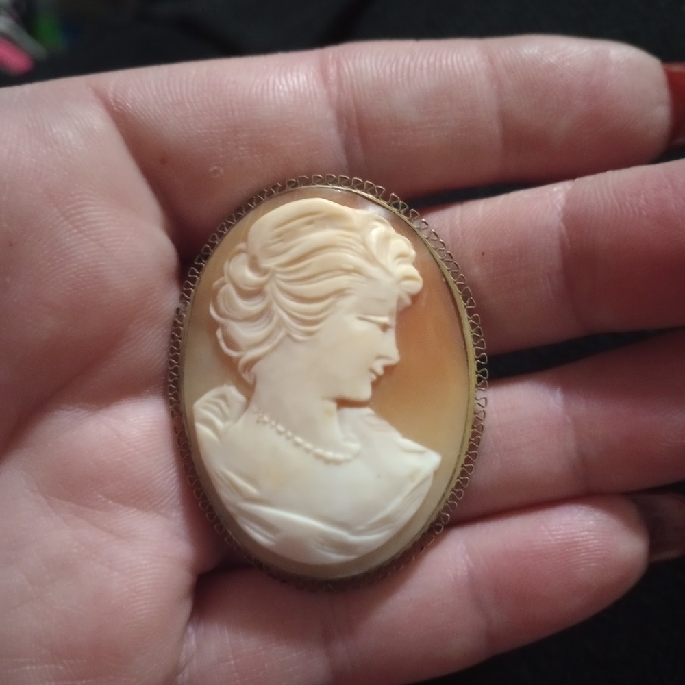 Elegant Cameo Brooch in Gold and Cream